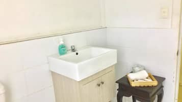 Habitación cuádruple Deluxe, vista a la montaña | Baño | Regadera, amenidades de baño de diseñador, secadora de cabello, toallas