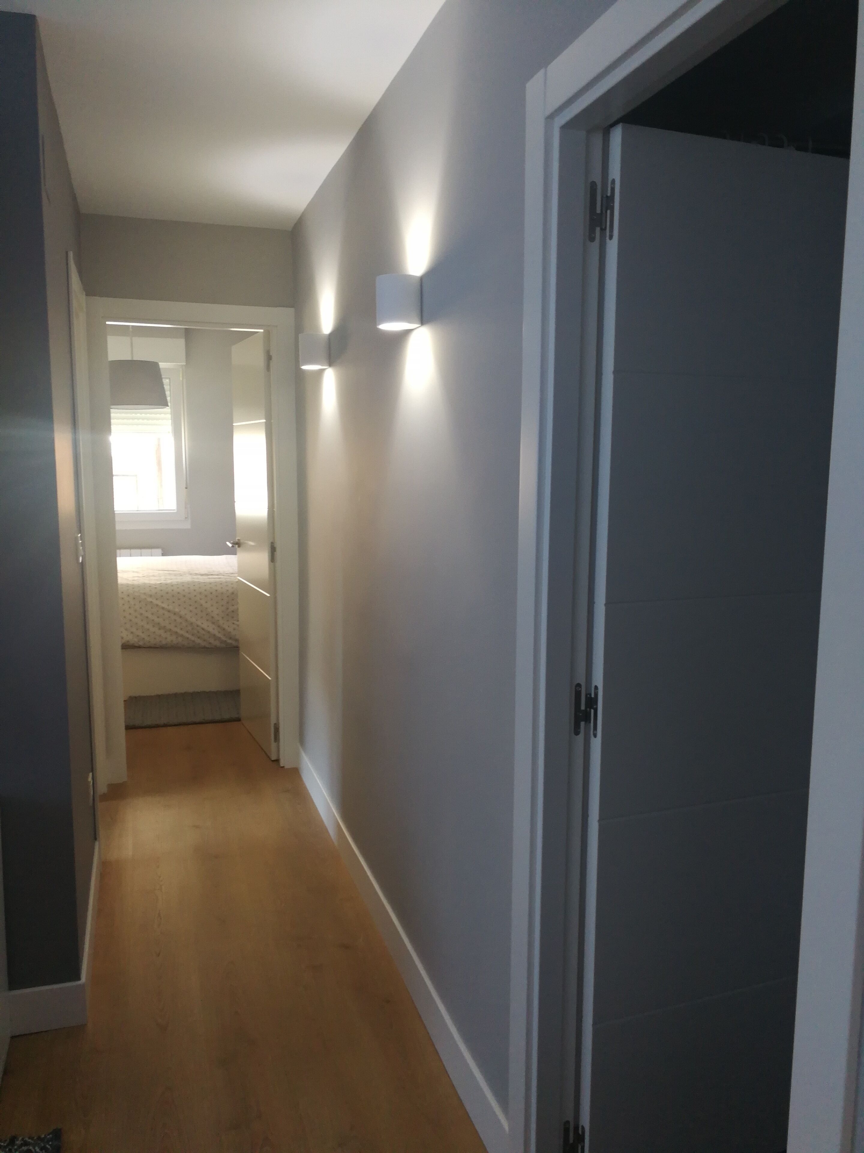 2 slaapkamers, een strijkplank/strijkijzer, internet, beddengoed