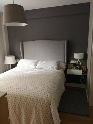 2 bedrooms, iron/ironing board, Internet, bed sheets