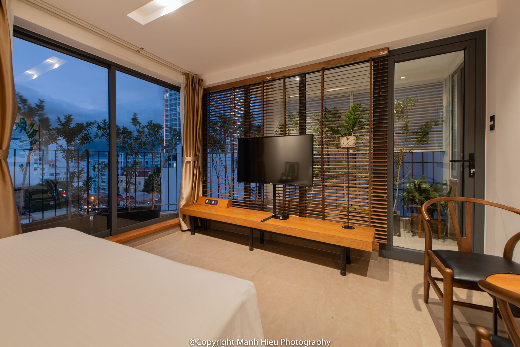 Deluxe Double Room, City View | Living area