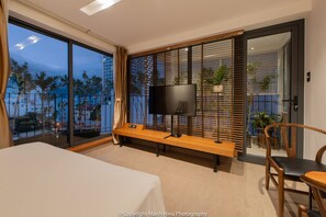 Deluxe Double Room, City View | Living area