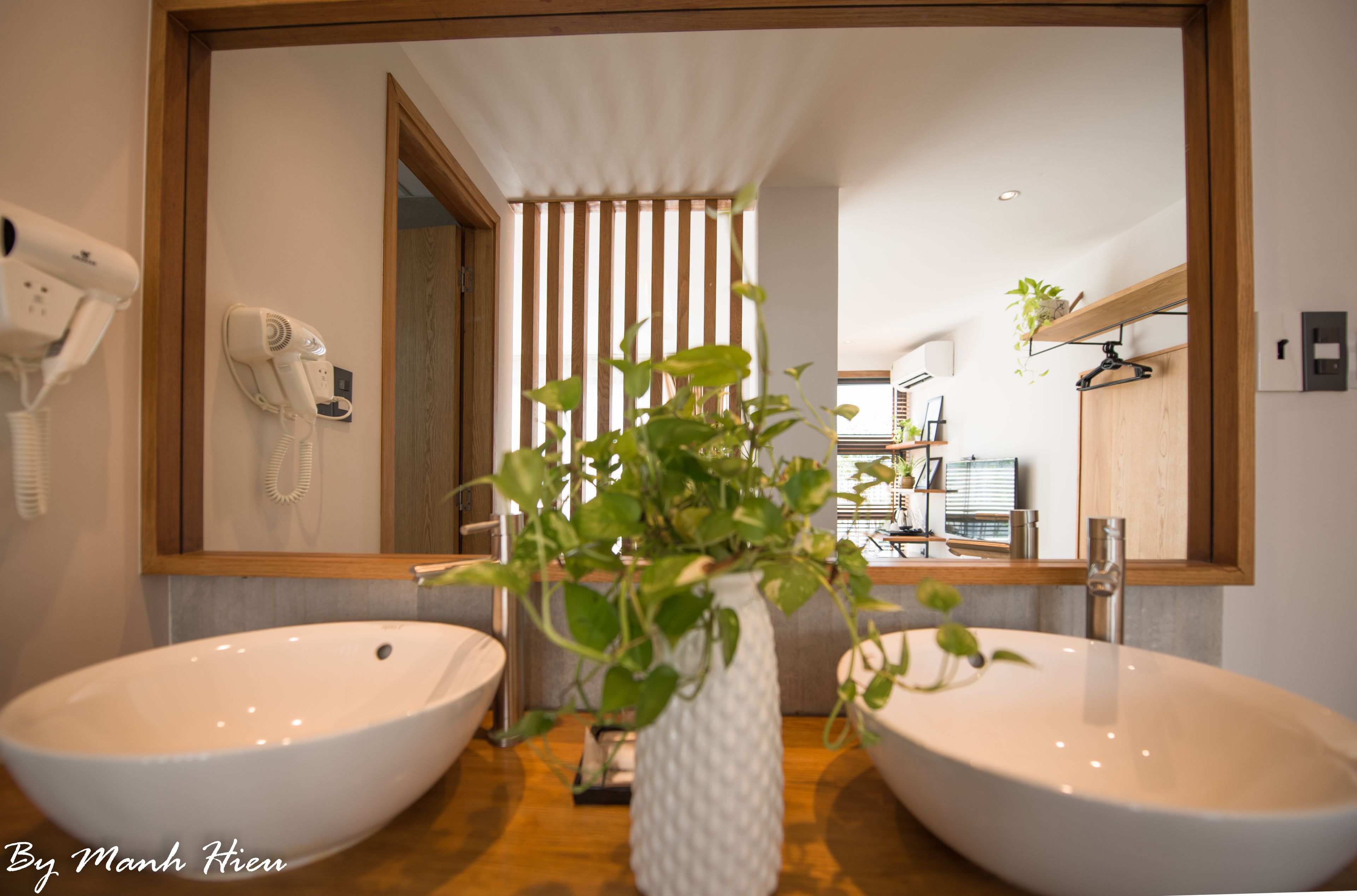 suite queen with city view | bathroom sink