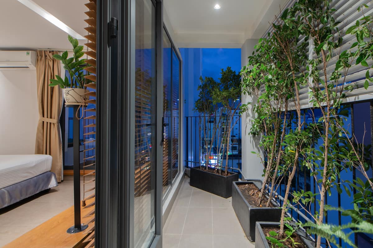 deluxe double room, city view | balcony