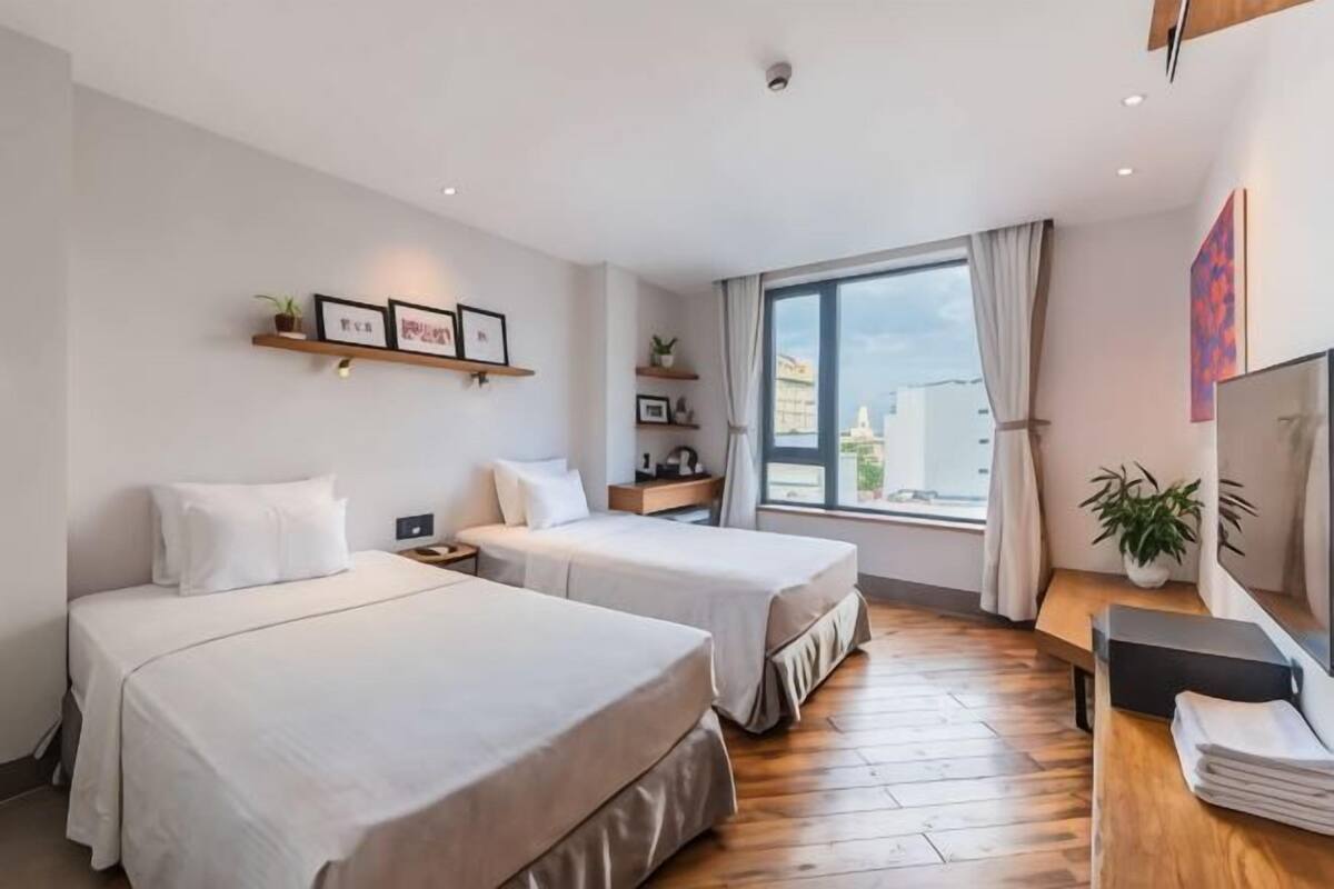 Minibar, safe på rommet, skrivebord og blendingsgardiner