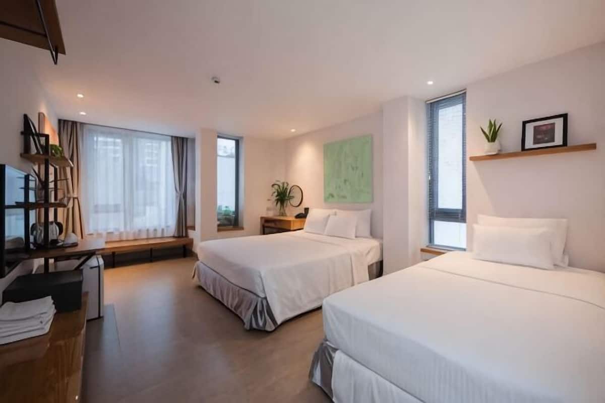 Frigobar, cofres nos quartos, escrivaninha, cortinas blackout