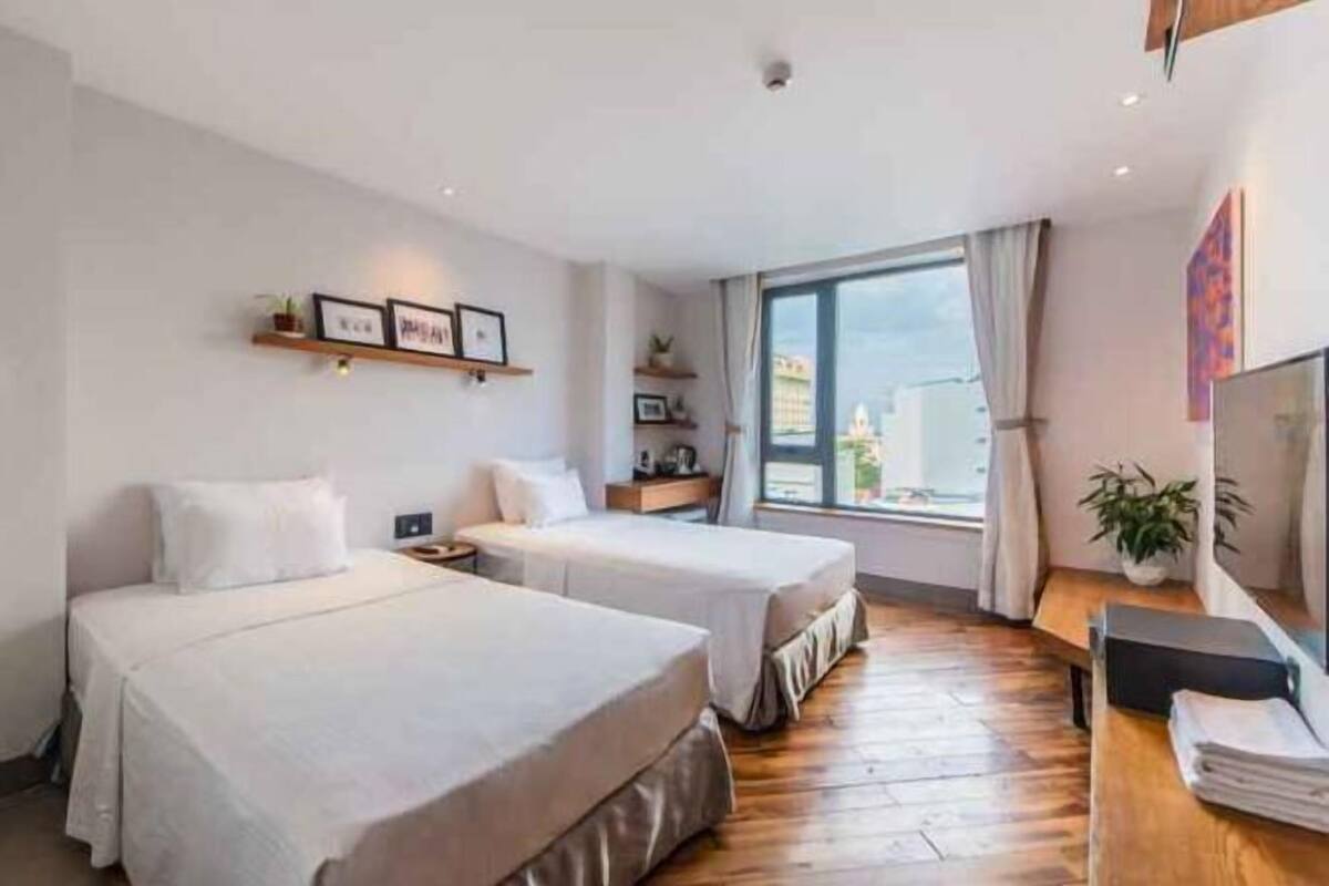 Minibar, safe på rommet, skrivebord og blendingsgardiner