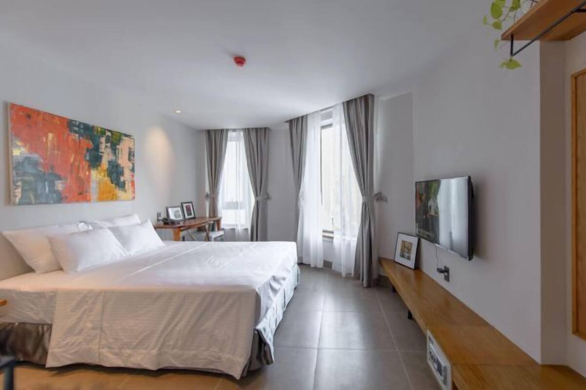 Minibar, safe på rommet, skrivebord og blendingsgardiner