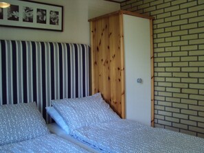 3 habitaciones, tabla de planchar con plancha y cuna de viaje