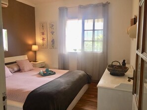 2 slaapkamers, een bureau, een strijkplank/strijkijzer, gratis wifi