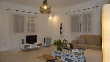 Een smart-tv, boeken en een stereo