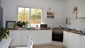 Een koelkast, een magnetron, een oven, een kookplaat