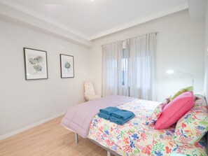 1 slaapkamer, een strijkplank/strijkijzer, gratis internet, beddengoed