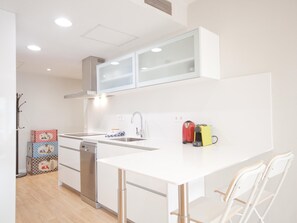 Fridge, microwave, oven, dishwasher - Great modern 1bd apartment with balcony and lift in Gran Via (Madrid)