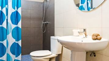 Een bad/douchecombinatie, een haardroger, een bidet, handdoeken