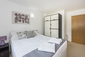 2 slaapkamers, een kluis op de kamer, een strijkplank/strijkijzer, wifi