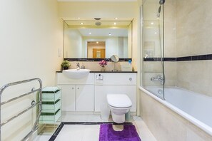 Haartrockner, Handtücher, Shampoo, Toilettenpapier