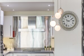 2 slaapkamers, een kluis op de kamer, een strijkplank/strijkijzer, wifi