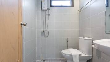 Dúplex estándar | Baño | Regadera, regadera tipo lluvia, amenidades de baño gratuitas
