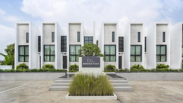 Een modern gebouw met een bord waarop 
