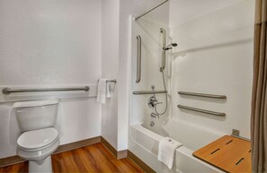 Accessible bathroom - Motel 6 Moultrie, GA (Moultrie)
