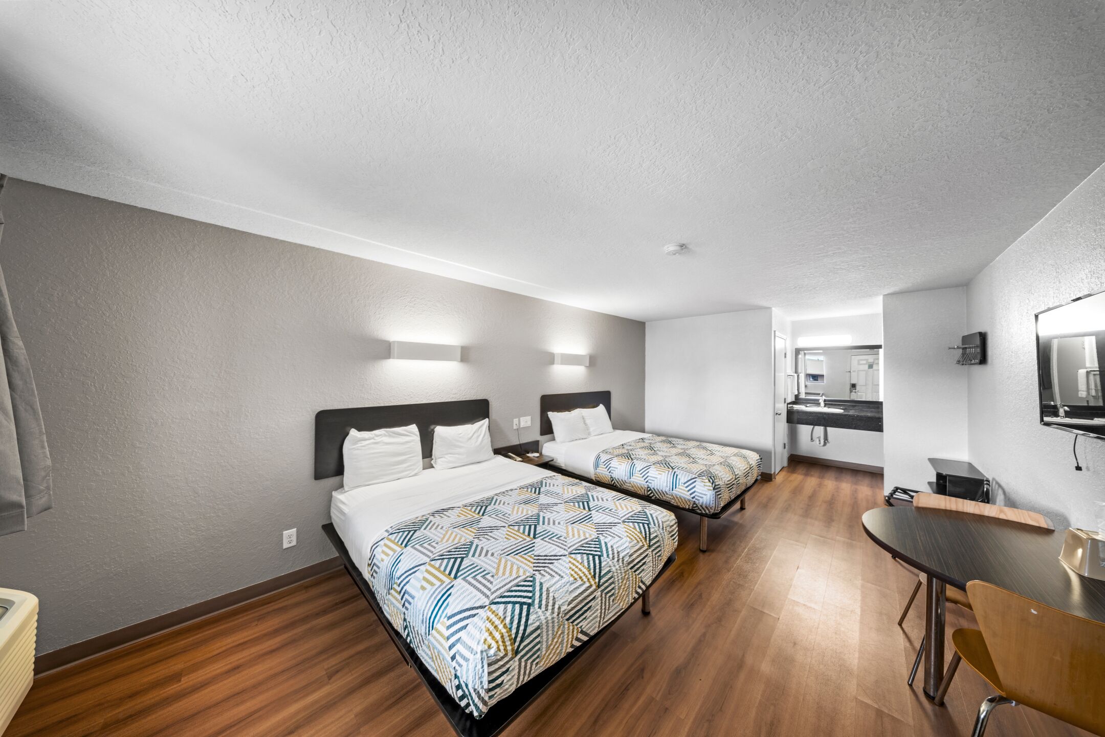 ห้องสแตนดาร์ดดับเบิล, เตียงควีนไซส์ 2 เตียง, ปลอดบุหรี่, ตู้เย็นและไมโครเวฟ | Wi-Fi ฟรี, ผ้าปูที่นอน