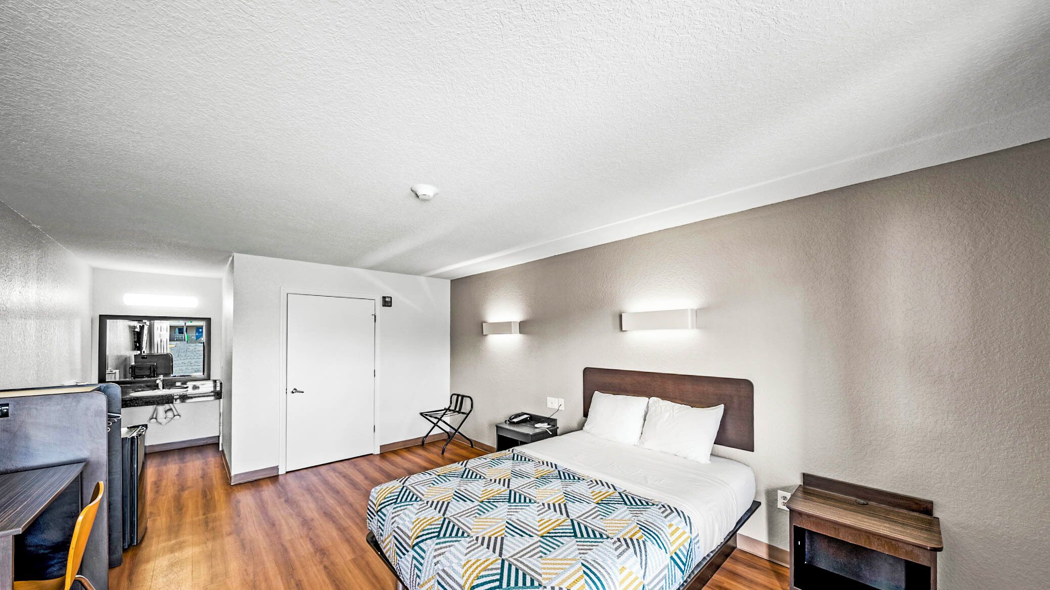 Standard Room, 1 Queen Bed, Non Smoking, Refrigerator & Microwave | Free WiFi, bed sheets