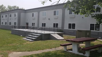 المنطقة المحيطة بالمنشأة