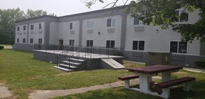 Property grounds - Motel 6 Tinton Falls, NJ – Neptune (Neptune City)