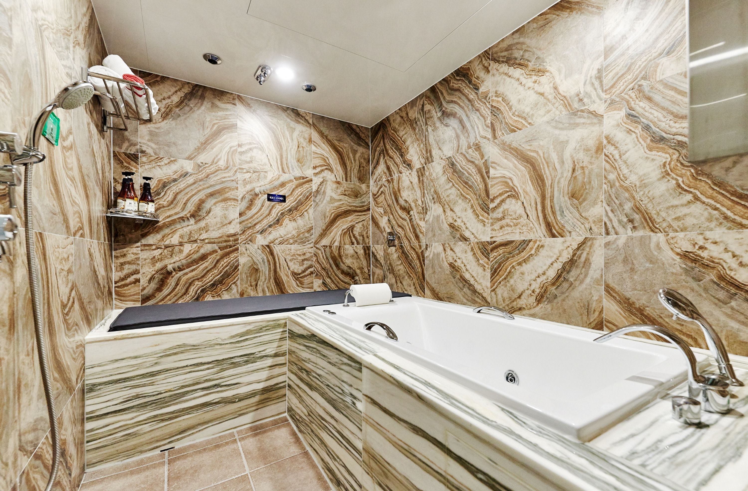 junior suite | deep-soaking bathtub