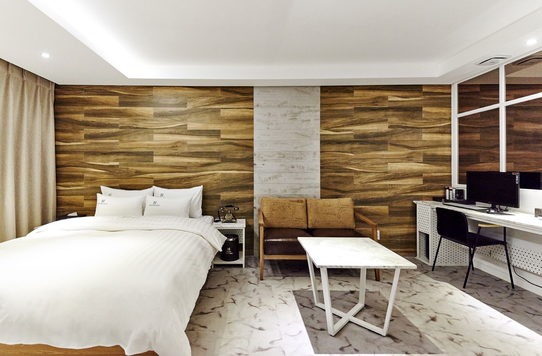 Kamar Double Deluks | Didekorasi berbeda-beda dan dilengkapi dengan perabotan berbeda-beda