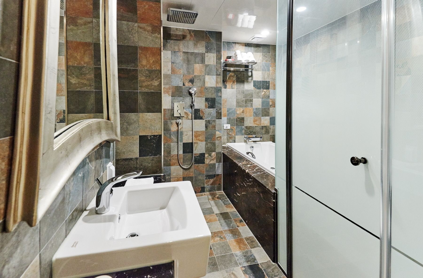 standard double room | bathroom | combined shower/bathtub, deep-soaking bathtub, hair dryer, bathrobes