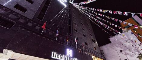 Vista frontal de la propiedad por la tarde o noche