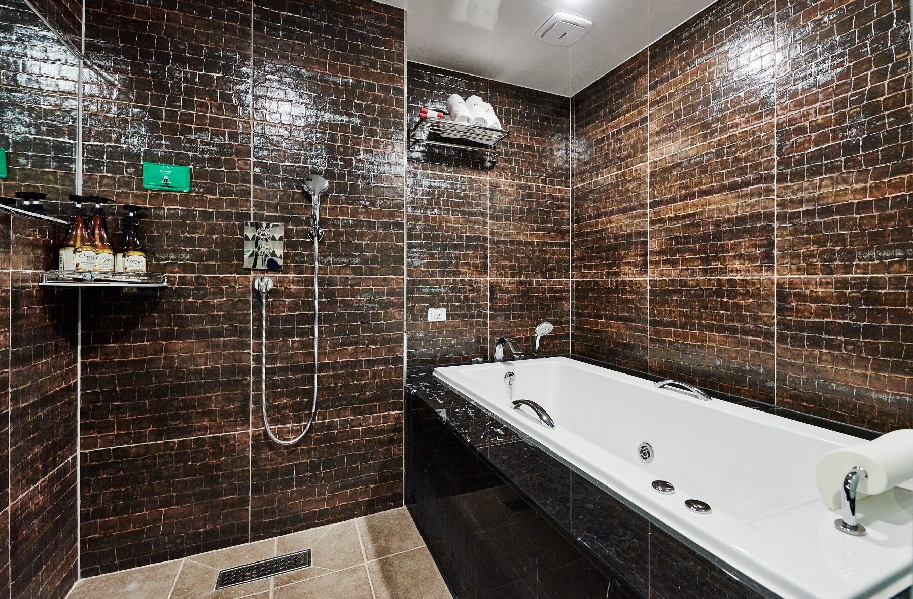 deluxe double room | bathroom | combined shower/bathtub, deep-soaking bathtub, hair dryer, bathrobes