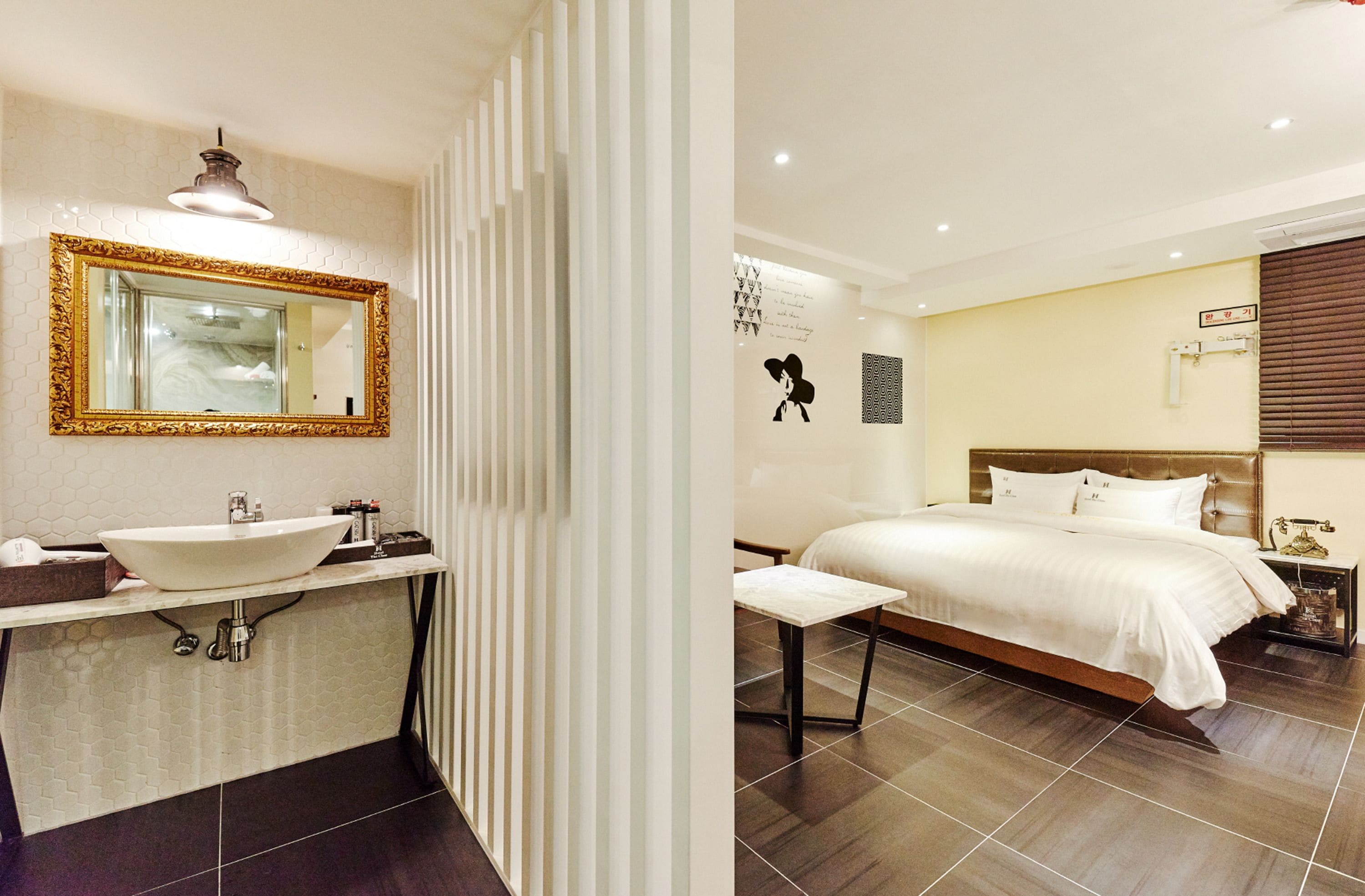 Junior Suite | Private kitchenette | Mini-fridge, microwave