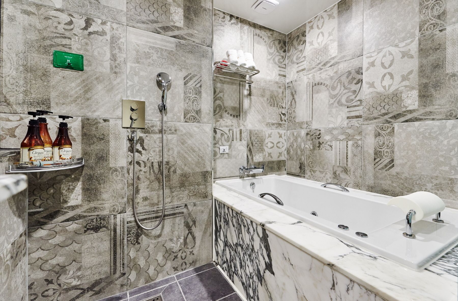standard double room | bathroom | combined shower/bathtub, deep-soaking bathtub, hair dryer, bathrobes