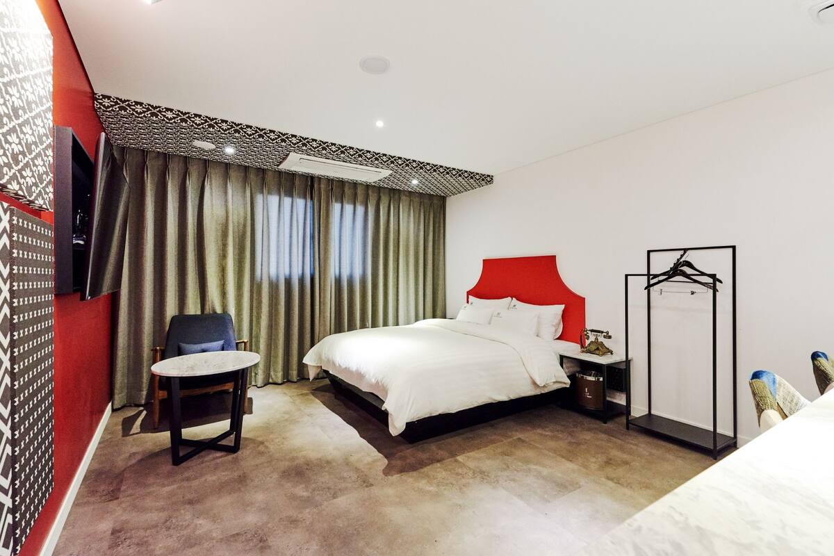 Standard Double Room | Soundproofing, WiFi (free), individually decorated