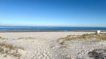 Una spiaggia nelle vicinanze, lettini da mare