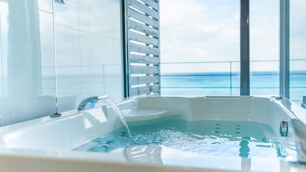 Spa Bath Studio Suite Ocean View 22 | Badezimmer | Badewanne und Dusche (separat), Komfortbadewanne