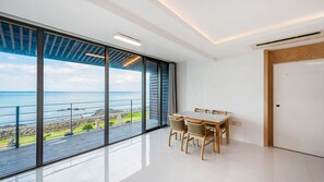 Spa Bath Studio Suite Ocean View 22 | Living area | 55-inch flat-screen TV with cable channels, TV, Netflix - Castle Pool Resort (Jeju City)