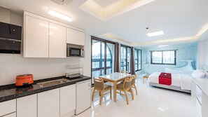 Fridge, microwave, stovetop, electric kettle - Castle Pool Resort (Jeju City)