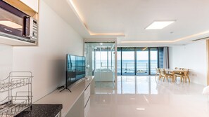 Spa Bath Studio Suite Ocean View 22 | Living area | 55-inch flat-screen TV with cable channels, TV, Netflix - Castle Pool Resort (Jeju City)