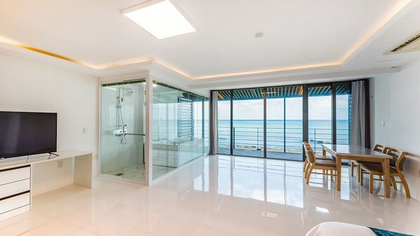 Spa Bath Studio Suite Ocean View 22 | Wohnbereich | 55-Zoll-Flachbildfernseher mit Kabelempfang, Fernseher, Netflix