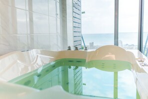 Spa Bath Premier Deluxe Ocean View 19 | Badezimmer | Badewanne und Dusche (separat), Komfortbadewanne