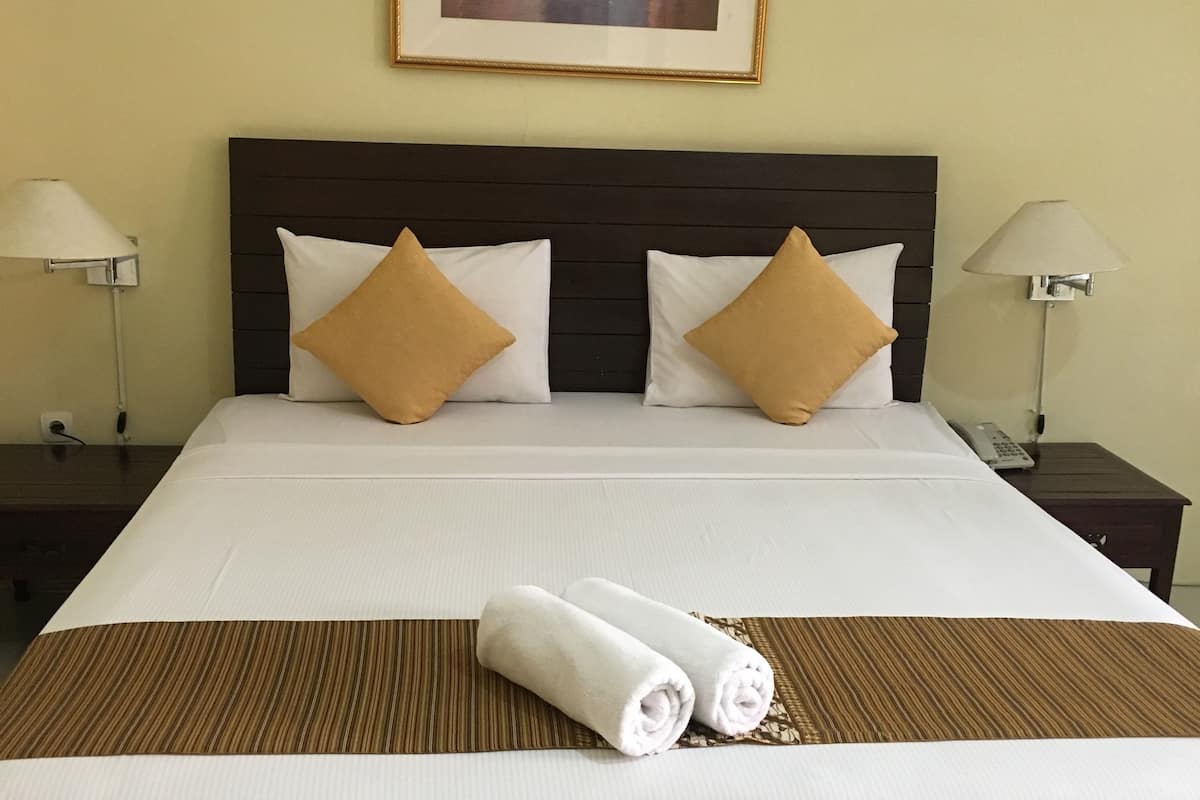 Habitación Deluxe | Escritorio, cortinas opacas, camas supletorias y ropa de cama