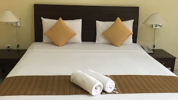 Deluxe Room | Desk, blackout drapes, rollaway beds, bed sheets