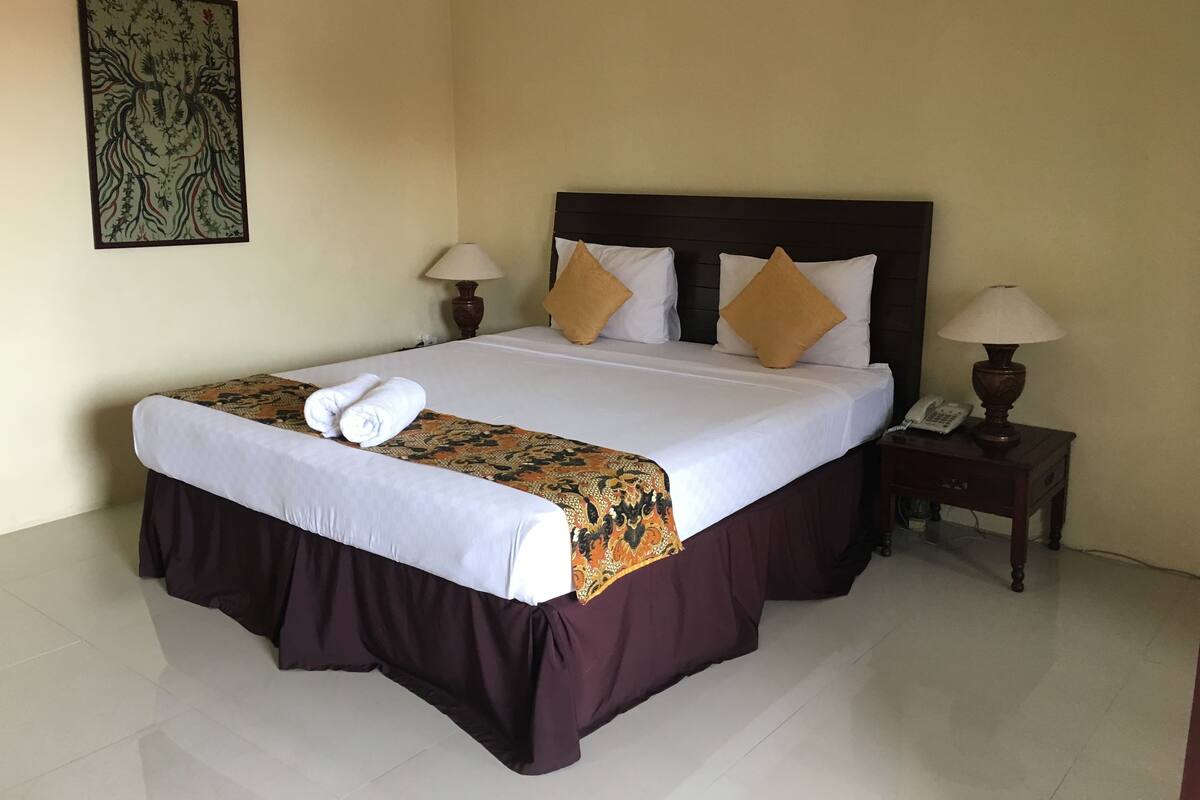 Habitación superior | Escritorio, cortinas opacas, camas supletorias y ropa de cama