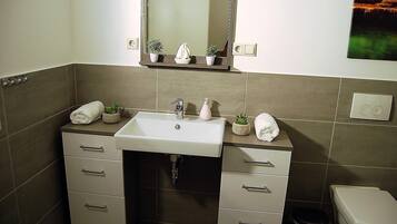 Dusche, Haartrockner, HandtĂŒcher