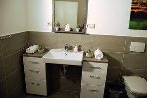 Een douche, een haardroger, handdoeken