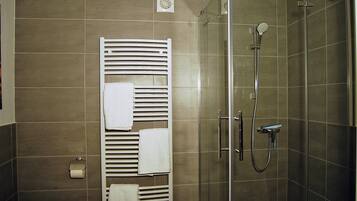 Dusche, Haartrockner, HandtĂŒcher