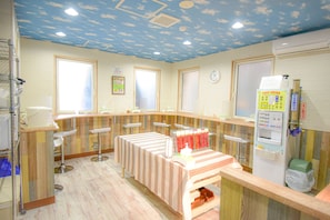 بوفيه فطور مجانًا يوميًا